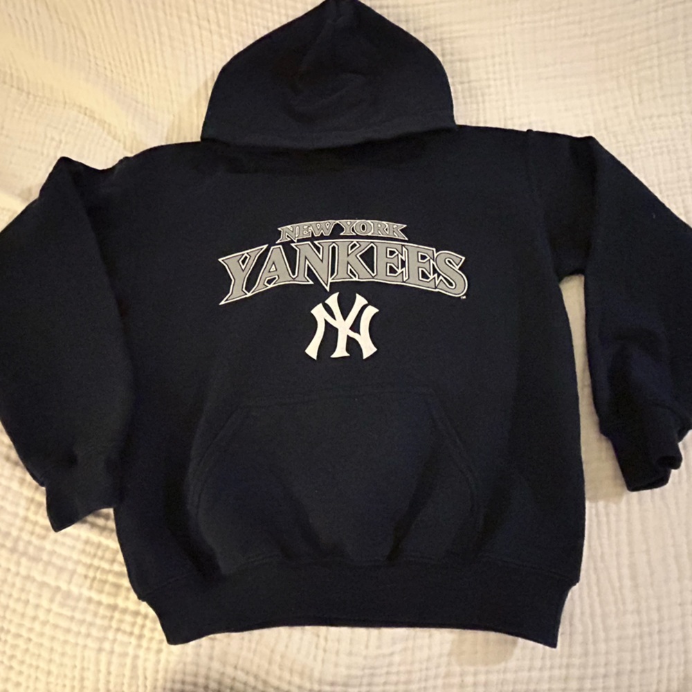 STITCHES NEW YORK YANKEES Graphic hoodie navy long sleeve EUC size child Medium
